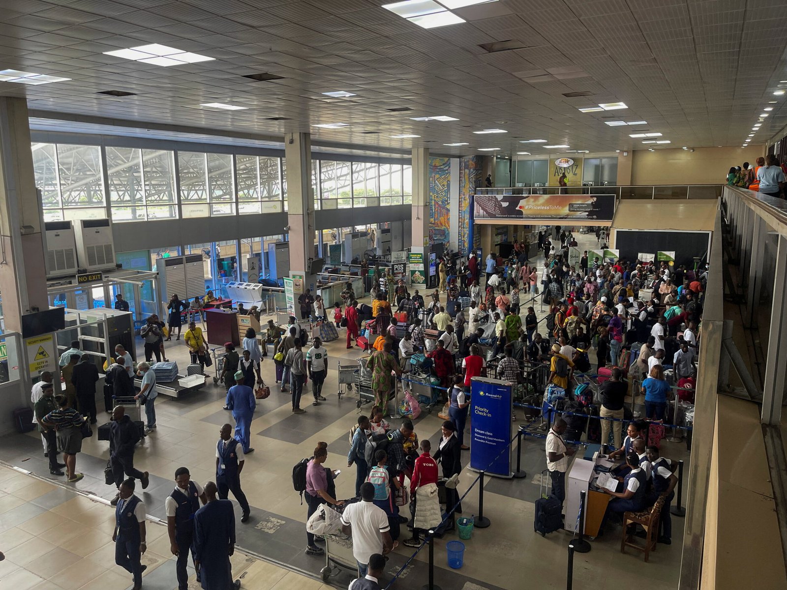1745488178691 d96lw 2022 10 18t112135z 1956441212 rc2 rmadp 3 nigeria economy migration scaled