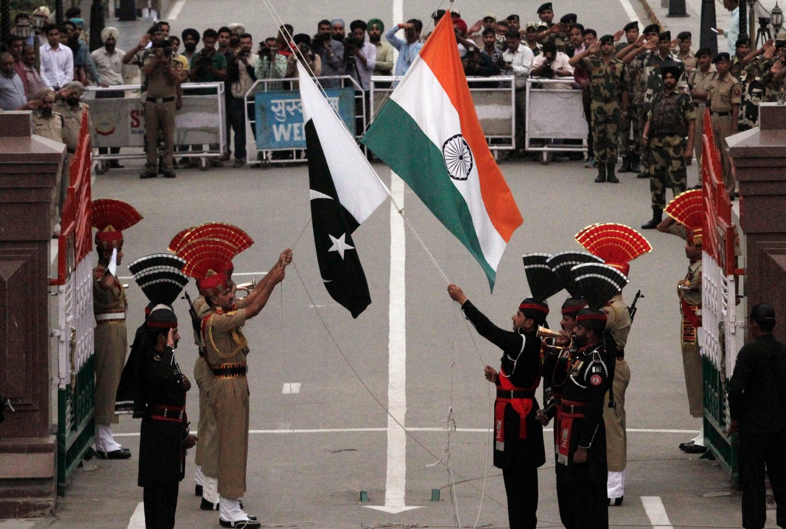 2014 11 03t120000z 2889719 gm1eab p 3 pakistan india blast ceremony scaled
