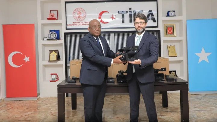 e0b314096cfddfb944d0b08fe220a5944f15fbed780063800170eea75c396469 main