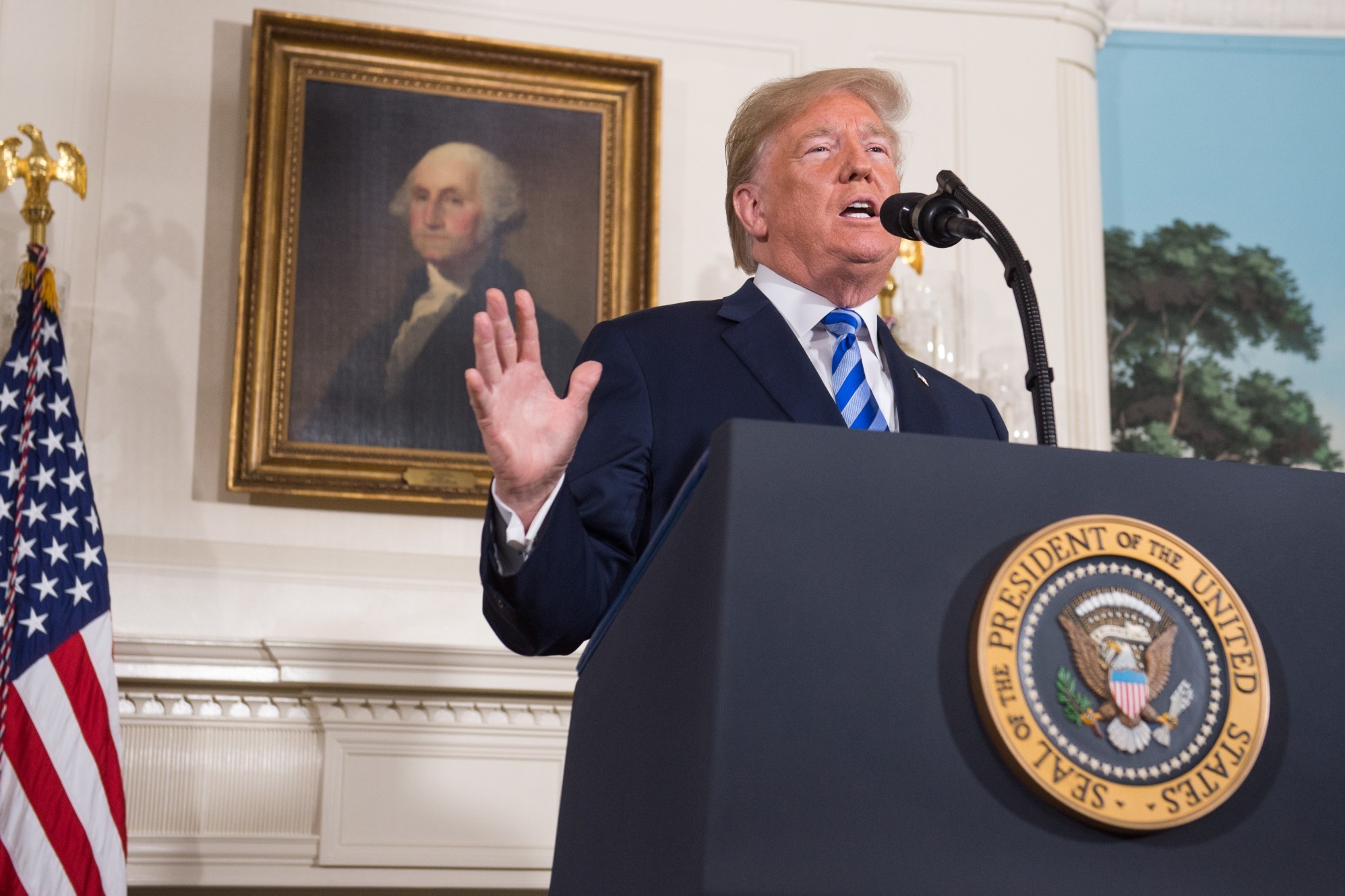 1301163 donald trump annoncant le retrait des etats unis de l accord sur le nucleaire iranien le 8 mai 2018