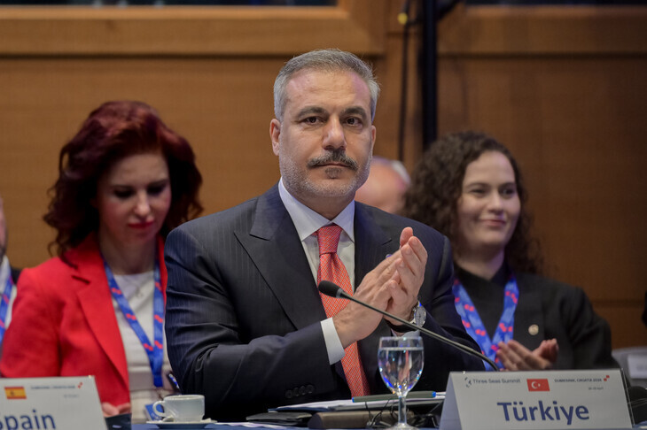 thumbs b c 26306c8f0be62e37519dbbacbb688c2c