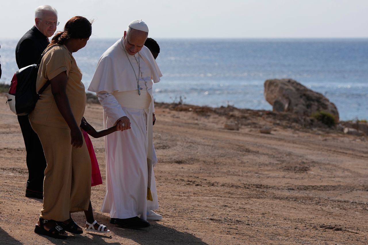 italy pope lampedusa 25775